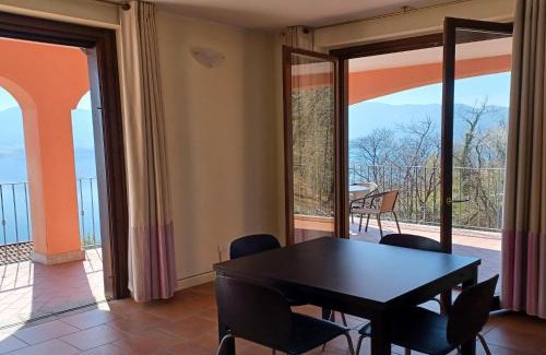 Oggebbio Apartamento | Apartment in Oggebbio with Lake Maggiore Views