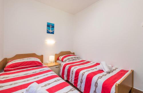 Nerezine Apartamento | Apartment in pinewood near the sea