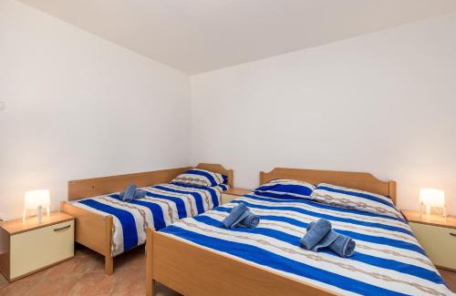 Nerezine Apartamento | Apartment in pinewood near the sea