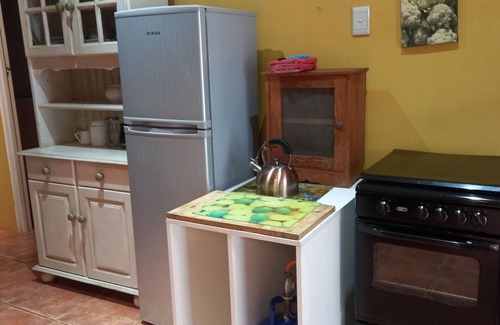 Ethekwini Apartamento | Apartment in quiet, leafy suburb-safe parking, own entrance-keys and gate remote