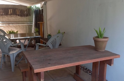 Ethekwini Apartamento | Apartment in quiet, leafy suburb-safe parking, own entrance-keys and gate remote