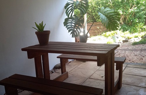 Ethekwini Apartamento | Apartment in quiet, leafy suburb-safe parking, own entrance-keys and gate remote