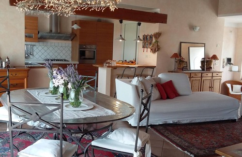 Salo Apartamento | Apartamento en Villa, A / C, jardín, balcón con fantásticas vistas al lago.