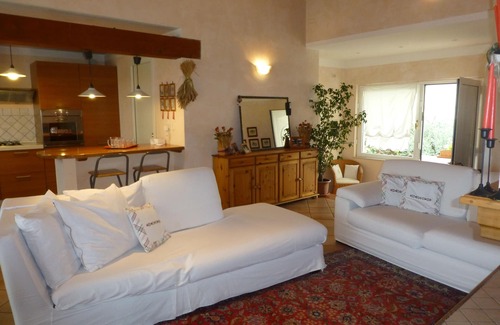 Salo Apartamento | Apartamento en Villa, A / C, jardín, balcón con fantásticas vistas al lago.