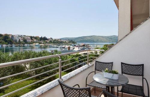 Seget Vranjica Apartamento | Apartment in Seget Vranjica with sea view, balcony, air conditioning, WiFi 5052-3