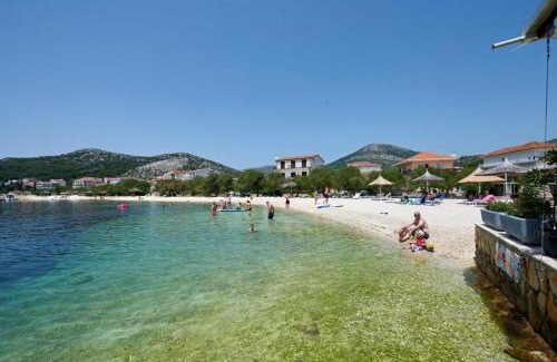 Seget Vranjica Apartamento | Apartment in Seget Vranjica with sea view, balcony, air conditioning, WiFi 5052-3