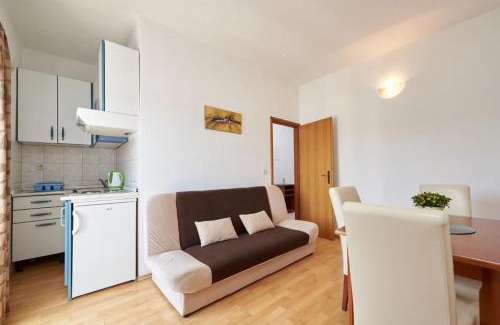 Seget Vranjica Apartamento | Apartment in Seget Vranjica with sea view, balcony, air conditioning, WiFi 5052-3
