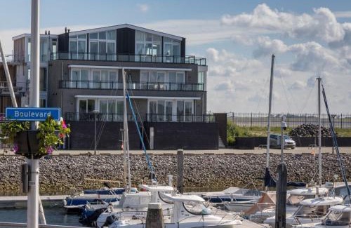 Sint-Annaland Apartamento | Apartment in Sint-Annaland with Water Views