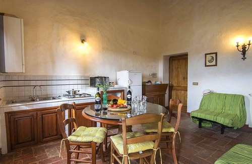 Torrita di Siena Apartamento | Apartamento en el 1er piso con un balcón romántico y una vista encantadora.