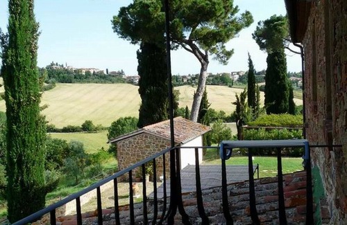 Torrita di Siena Apartamento | Apartamento en el 1er piso con un balcón romántico y una vista encantadora.