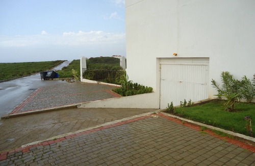 Achakkar Apartamento | Apartamento en Tánger, junto al mar con piscina y garaje.