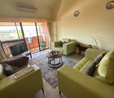 Bathurst Apartamento | Apartment in the Heart of Bathurst Walk Everywhere