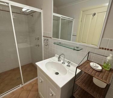 Bathurst Apartamento | Apartment in the Heart of Bathurst Walk Everywhere