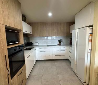 Bathurst Apartamento | Apartment in the Heart of Bathurst Walk Everywhere