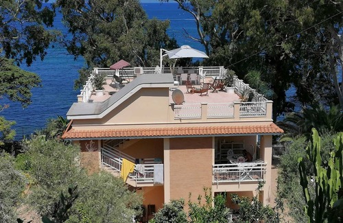 Cefalu Coast Apartamento | Apartment in villa a few steps from the sea