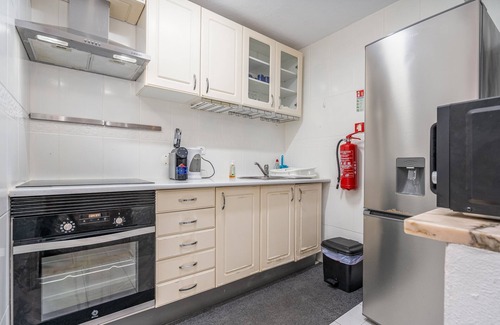 Vale de Centianes Apartamento | Apartamento 'Isabel' con vistas a la montaña, terraza privada y Wi-Fi