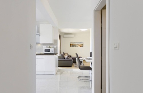Crno Apartamento | Apartment Issa- Luxury three bedroom apartment with bacony and city view