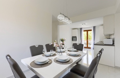 Crno Apartamento | Apartment Issa- Luxury three bedroom apartment with bacony and city view