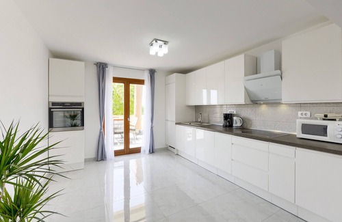 Crno Apartamento | Apartment Issa- Luxury three bedroom apartment with bacony and city view