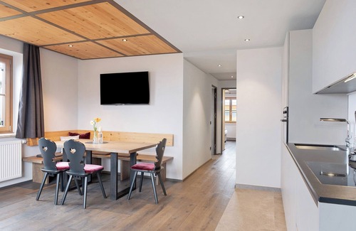 Carezza Apartamento | Apartamento "Angerle Alm Apt König Laurin" con terraza privada, jardín compartido y Wi-Fi
