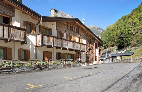 Chiesa in Valmalenco Apartamento | Apartment 'Casa Vacanza La Rocca Bilocale' with Mountain View, Balcony & Wi-Fi