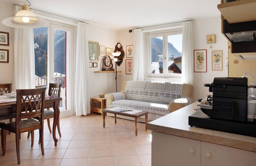 Chiesa in Valmalenco Apartamento | Apartamento 'Irma' con vistas a la montaña, jardín privado y Wi-Fi