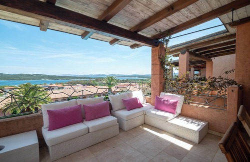 Porto Pozzo Apartamento | Apartamento 'Il Fiordo 28' con vistas al mar, piscina compartida y aire acondicionado