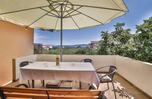 Kastel Stari Apartamento | Apartment Ivana with pool and parking