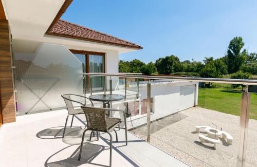 Balatonszarszo Apartamento | Apartment Johann 2 by Interhome