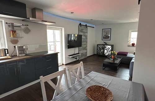 Lindlar Apartamento | Apartamento 'Josef' con vistas a la montaña, terraza privada y Wi-Fi