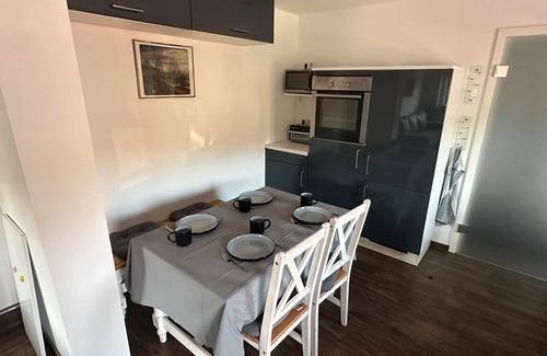 Lindlar Apartamento | Apartamento 'Josef' con vistas a la montaña, terraza privada y Wi-Fi