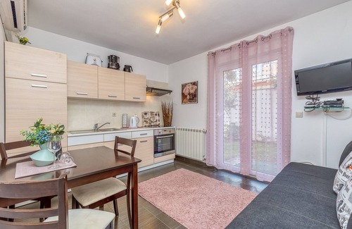Cancini Apartamento | Kardumovic / Apartment No.2 Brown with Garden View