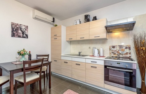 Cancini Apartamento | Kardumovic / Apartment No.2 Brown with Garden View