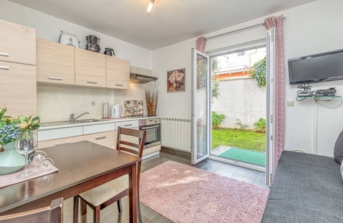 Cancini Apartamento | Kardumovic / Apartment No.2 Brown with Garden View