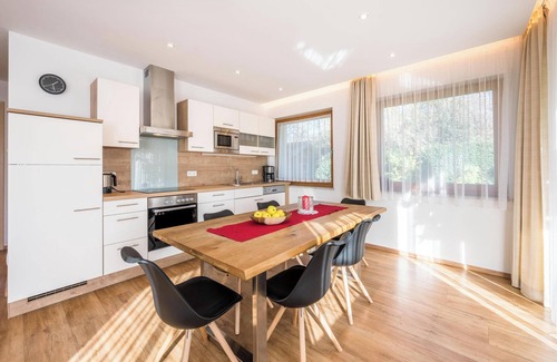 Naz Apartamento | Apartamento "Klementhof App Nr 1" con vistas a la montaña, piscina, Wi-Fi, balcón y jardín
