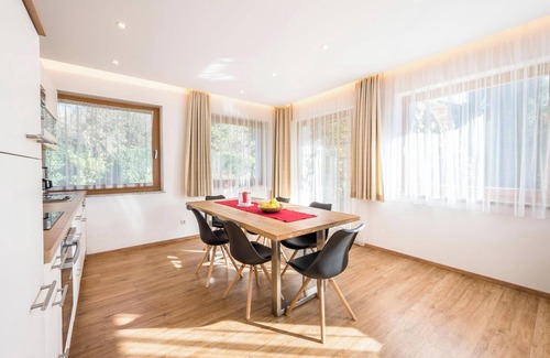 Naz Apartamento | Apartamento "Klementhof App Nr 1" con vistas a la montaña, piscina, Wi-Fi, balcón y jardín