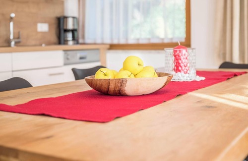 Naz Apartamento | Apartamento "Klementhof App Nr 1" con vistas a la montaña, piscina, Wi-Fi, balcón y jardín