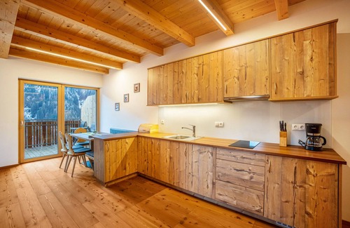 Luson Apartamento | Apartamento 'Kreuzplonhof Apt Dorfblick' con vistas a la montaña y cabina de infrarrojos privada