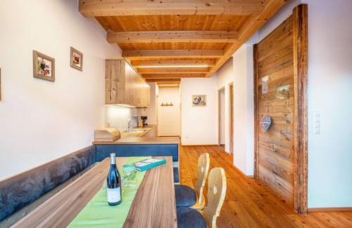 Luson Apartamento | Apartamento 'Kreuzplonhof Apt Dorfblick' con vistas a la montaña y cabina de infrarrojos privada