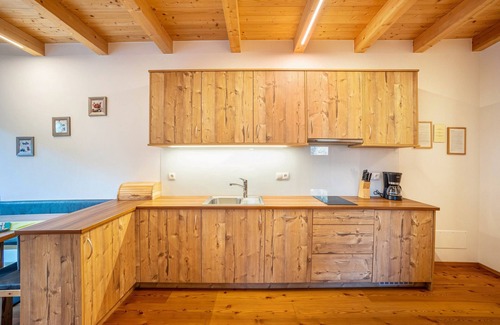 Luson Apartamento | Apartamento 'Kreuzplonhof Apt Dorfblick' con vistas a la montaña y cabina de infrarrojos privada