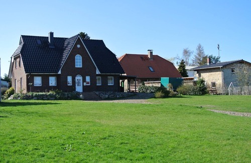 Kroeslin Apartamento | Apartment 'Kröslin' with Private Terrace, Private Garden and Wi-Fi