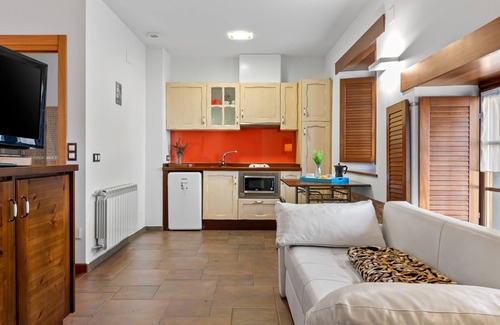 Vegadeo Apartamento | Apartamento 'L De Alborada Del Eo' con vistas a la montaña, terraza privada y Wi-Fi