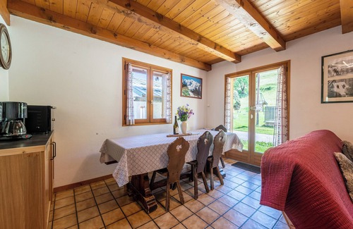 Crest-Voland Apartamento | Apartamento 'L'Écureuil, Piscine Et Aire De Jeux' con vistas a la montaña, terraza privada y Wi-Fi