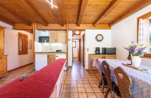 Crest-Voland Apartamento | Apartamento 'L'Écureuil, Piscine Et Aire De Jeux' con vistas a la montaña, terraza privada y Wi-Fi