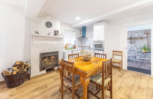 Arahuetes Apartamento | Apartamento 'La Casa De Mis Padres 2' con vistas a la montaña, terraza privada y Wi-Fi