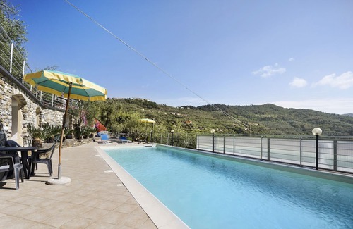 Rossi Apartamento | Apartamento 'La Cicala 2' con piscina compartida, terraza privada y jardín compartido