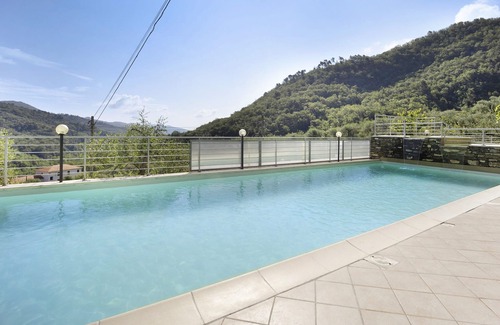 Rossi Apartamento | Apartamento 'La Cicala 2' con piscina compartida, terraza privada y jardín compartido