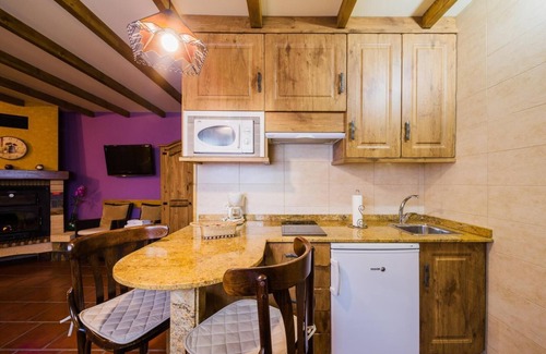 Caboalles de Abajo Casa | Apartamento 'La Alcoba' con vistas a la montaña, piscina compartida y Wi-Fi