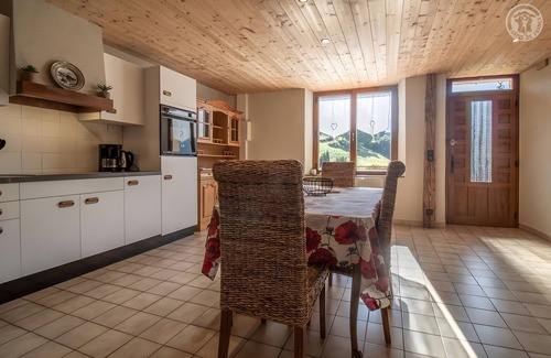Ugine Apartamento | Apartamento 'La Ferme Du Mont Charvin' con vistas a la montaña, terraza privada y balcón