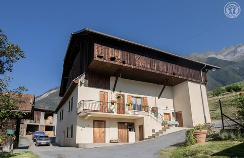 Ugine Apartamento | Apartamento 'La Ferme Du Mont Charvin' con vistas a la montaña, terraza privada y balcón